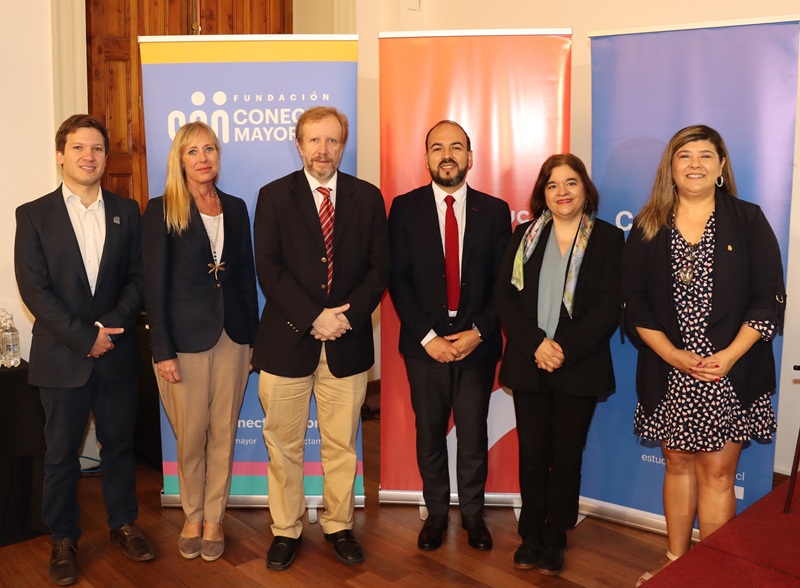 Coopeuch promovió el lanzamiento de la Guía de Tutores Digitales del programa 60+ Digital